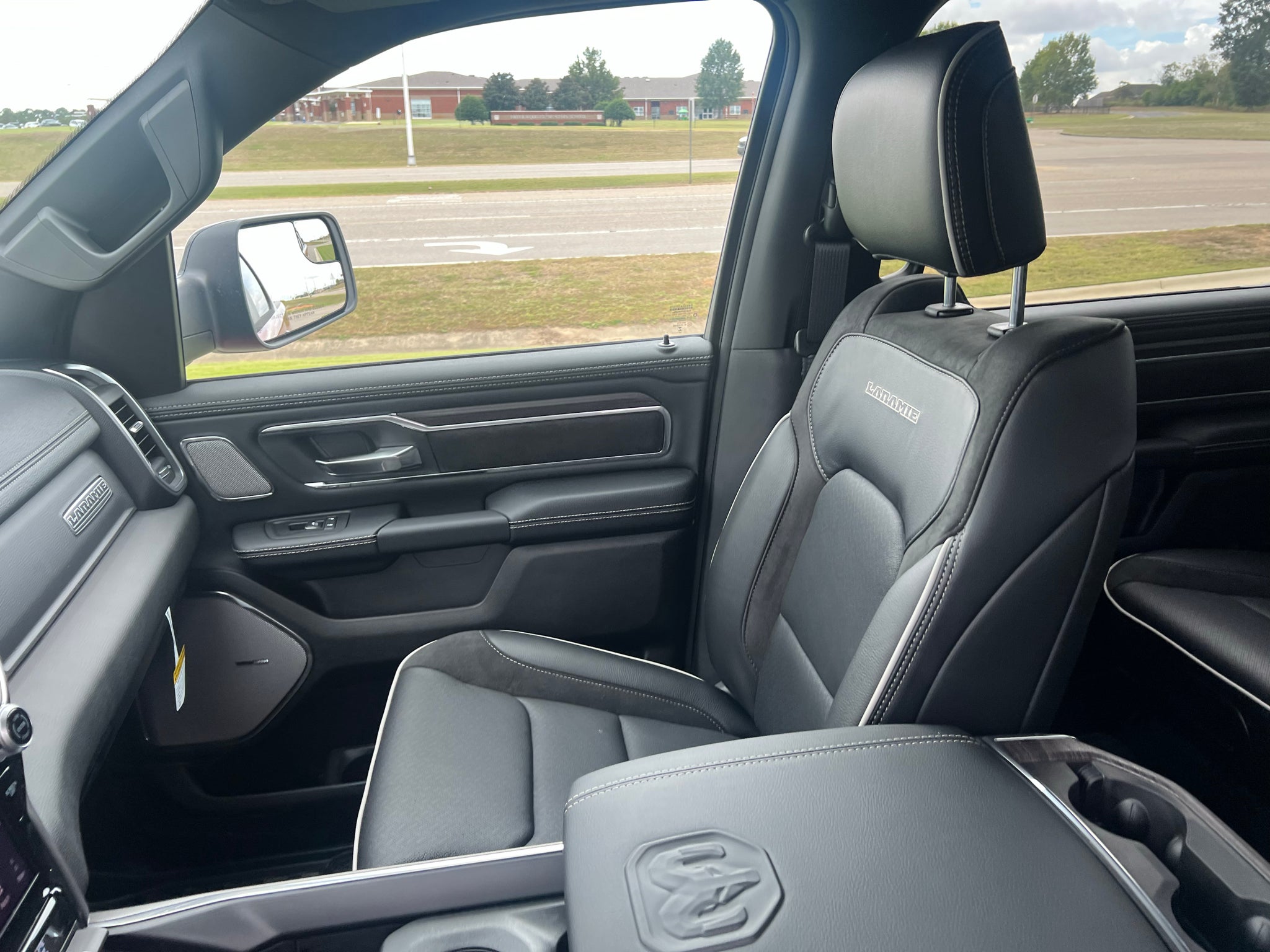 2027 RAM 1500 RAM 1500 LARAMIE CREW CAB 4X4 5'7' BOX