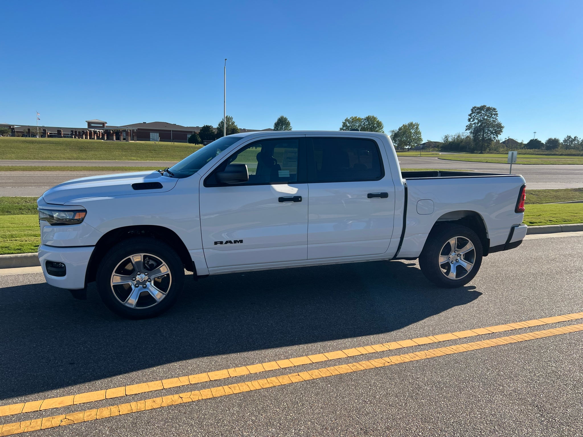 2027 RAM 1500 RAM 1500 EXPRESS CREW CAB 4X2 5'7' BOX