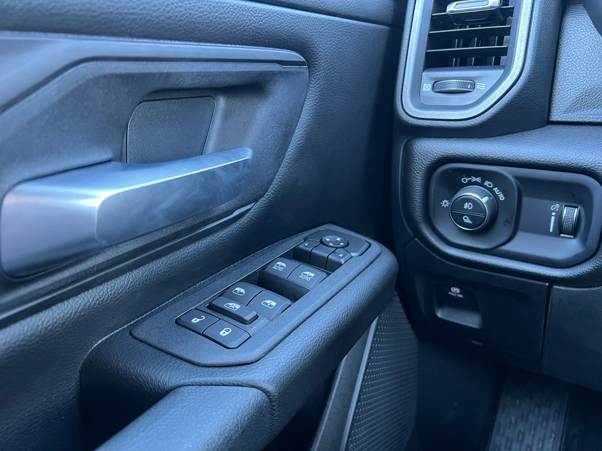 2027 RAM 1500 RAM 1500 EXPRESS CREW CAB 4X2 5'7' BOX