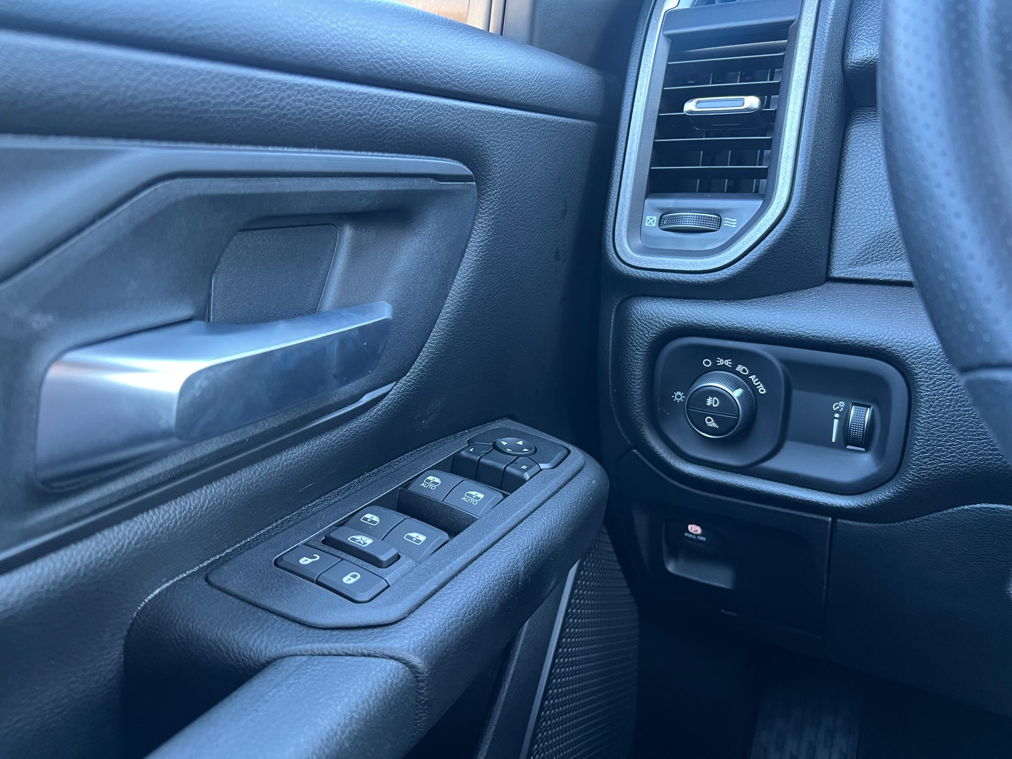 2027 RAM 1500 RAM 1500 EXPRESS CREW CAB 4X2 5'7' BOX