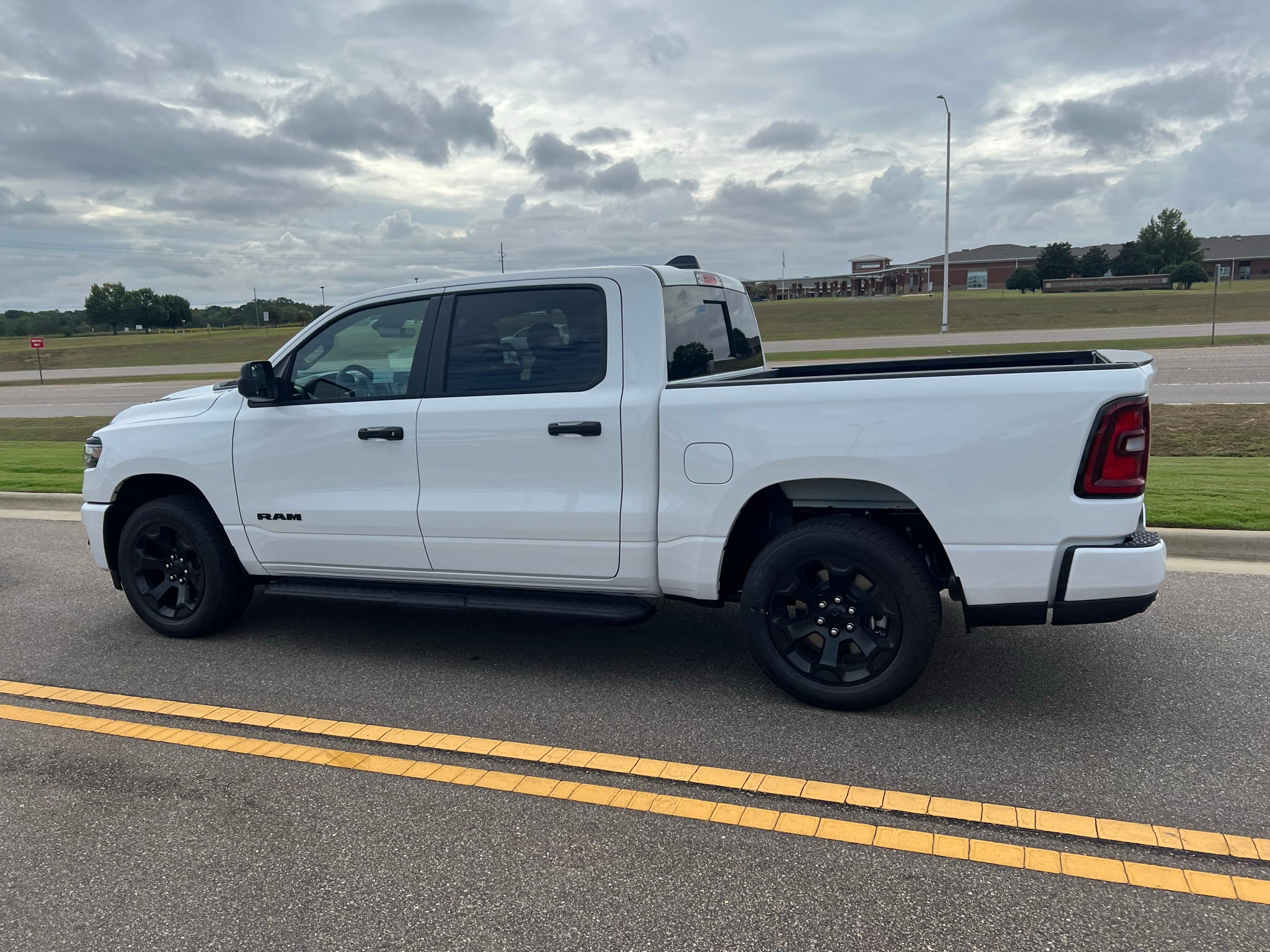 2027 RAM 1500 RAM 1500 EXPRESS CREW CAB 4X4 5'7' BOX