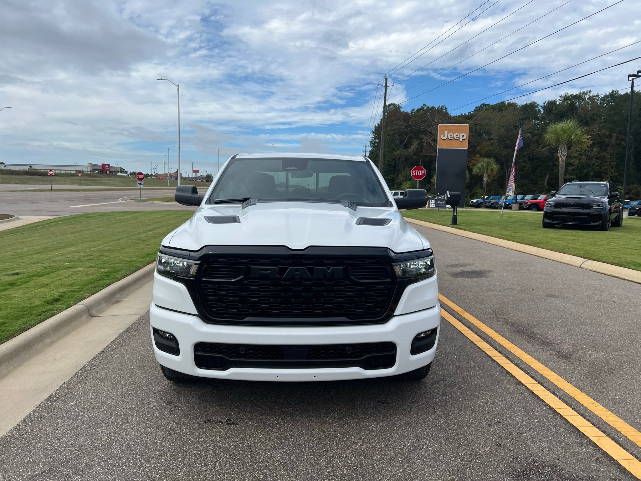 2027 RAM 1500 RAM 1500 EXPRESS CREW CAB 4X4 5'7' BOX