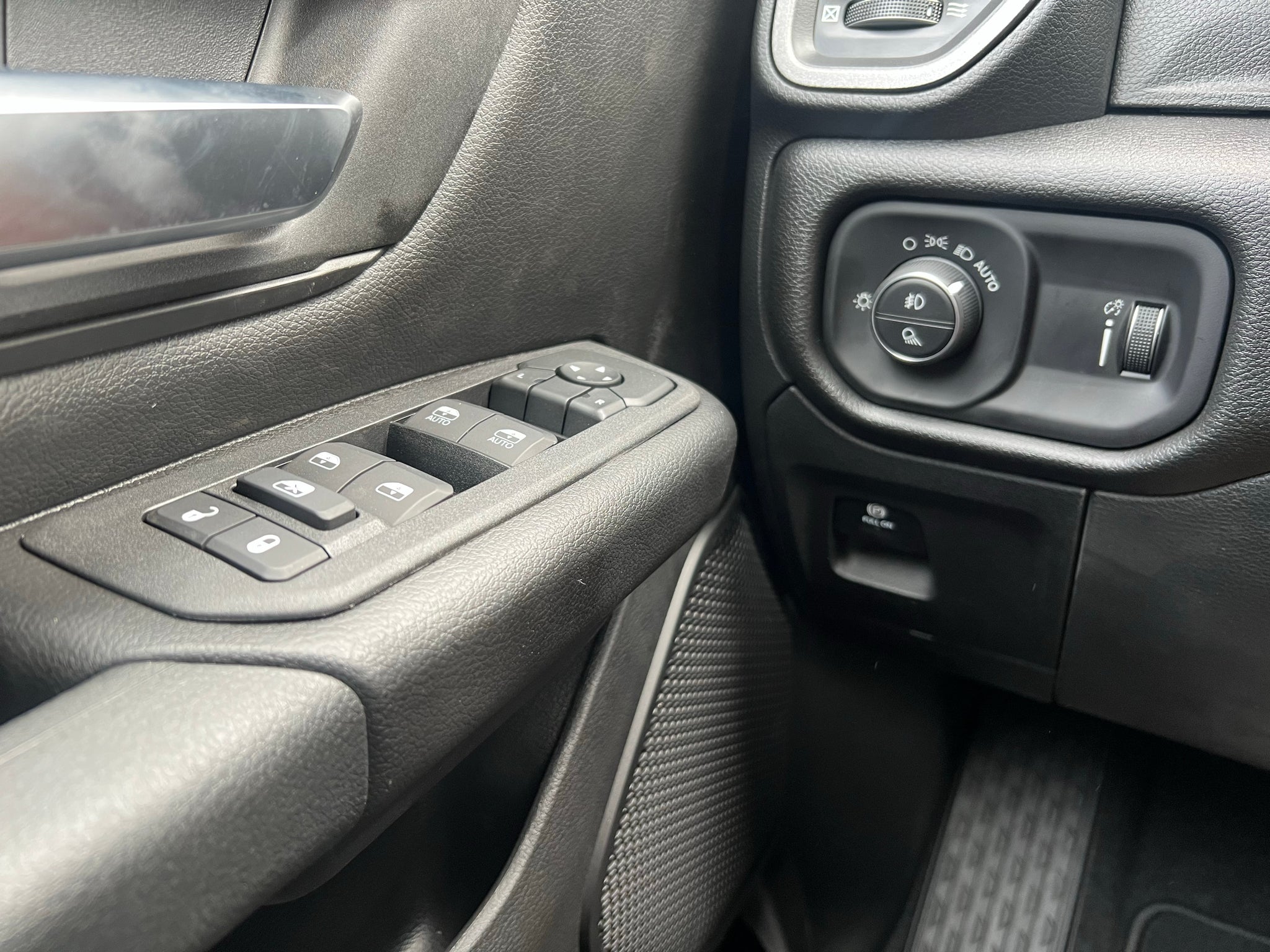 2027 RAM 1500 RAM 1500 EXPRESS CREW CAB 4X4 5'7' BOX