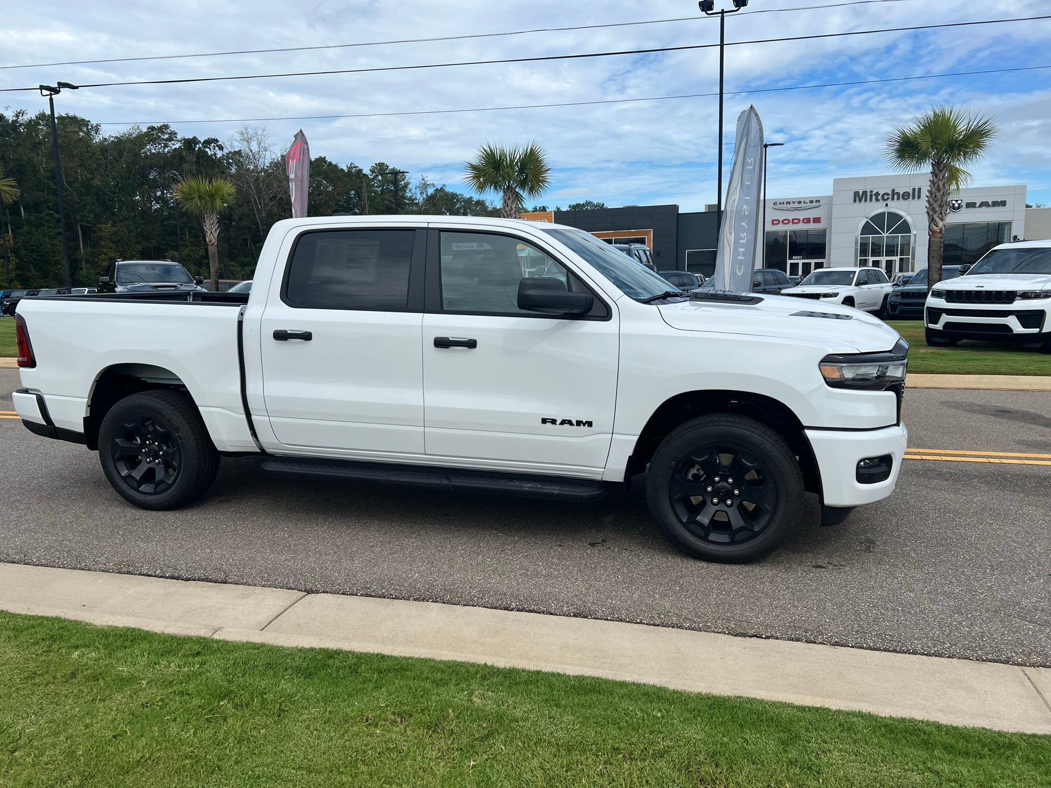 2027 RAM 1500 RAM 1500 EXPRESS CREW CAB 4X4 5'7' BOX