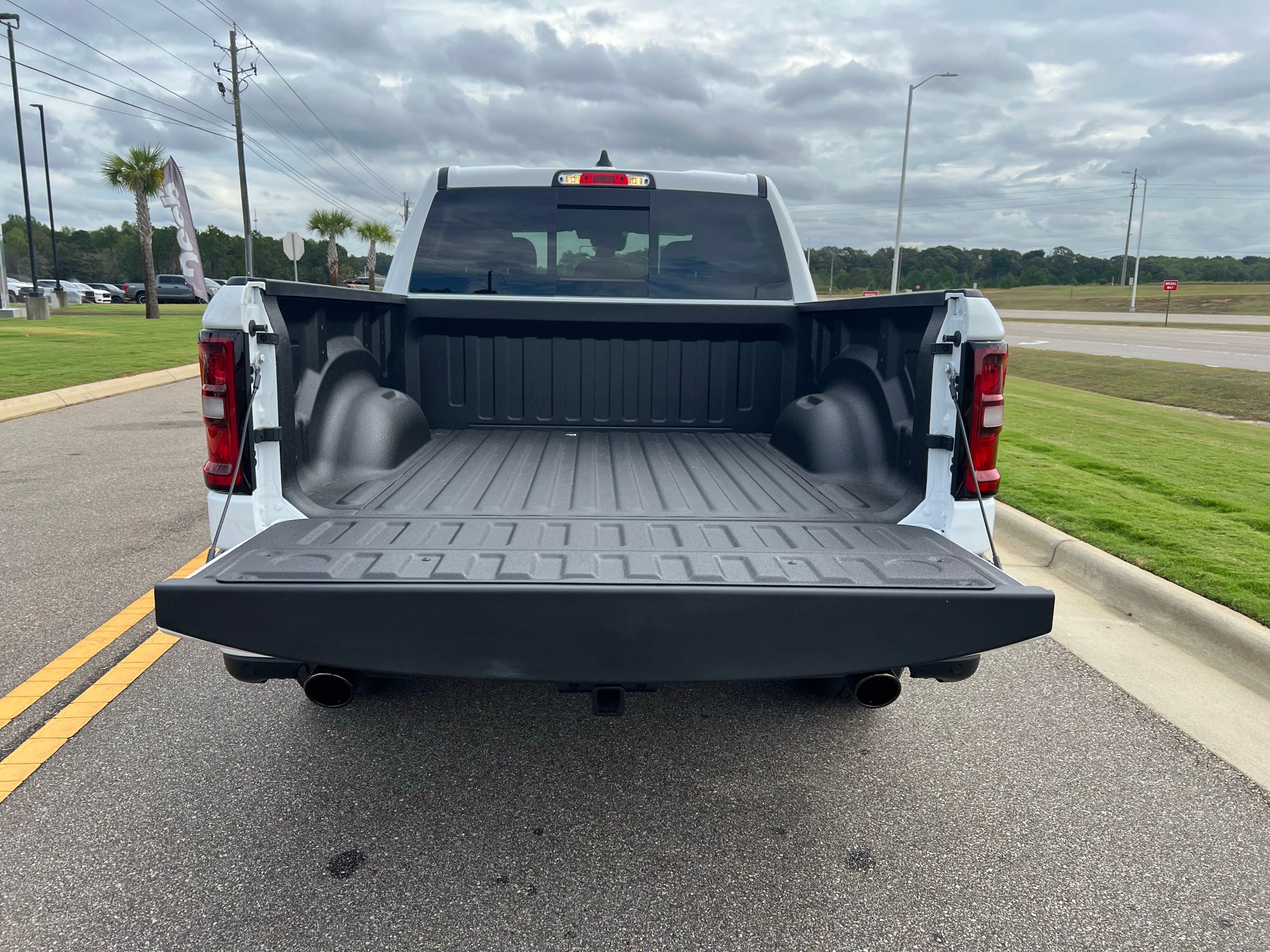 2027 RAM 1500 RAM 1500 EXPRESS CREW CAB 4X4 5'7' BOX
