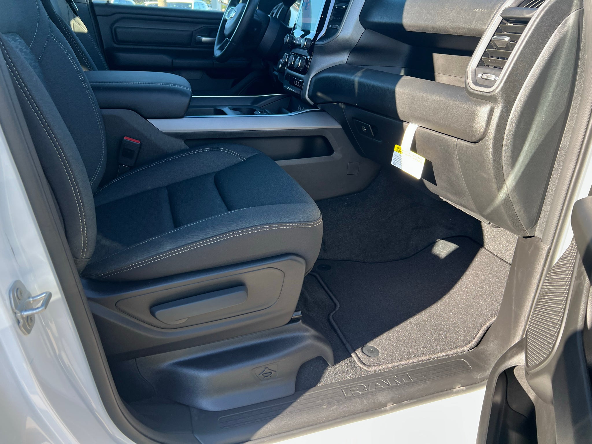 2027 RAM 1500 RAM 1500 EXPRESS CREW CAB 4X4 5'7' BOX