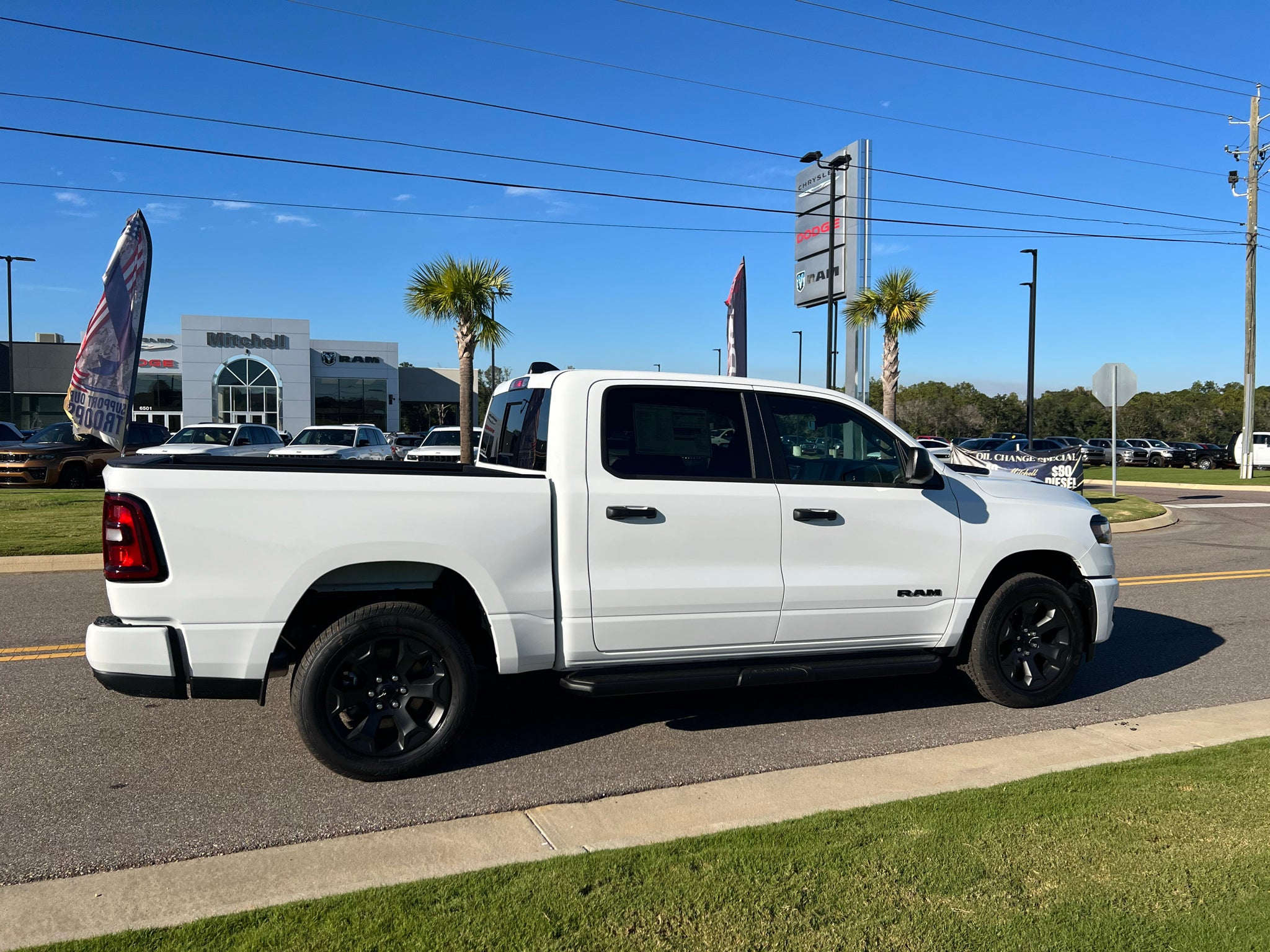 2027 RAM 1500 RAM 1500 EXPRESS CREW CAB 4X4 5'7' BOX