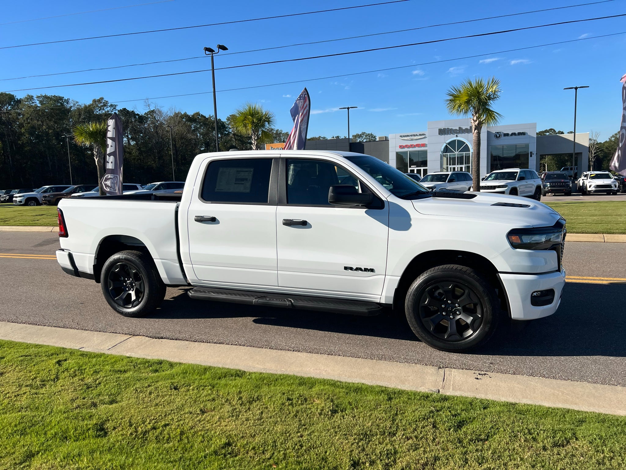 2027 RAM 1500 RAM 1500 EXPRESS CREW CAB 4X4 5'7' BOX