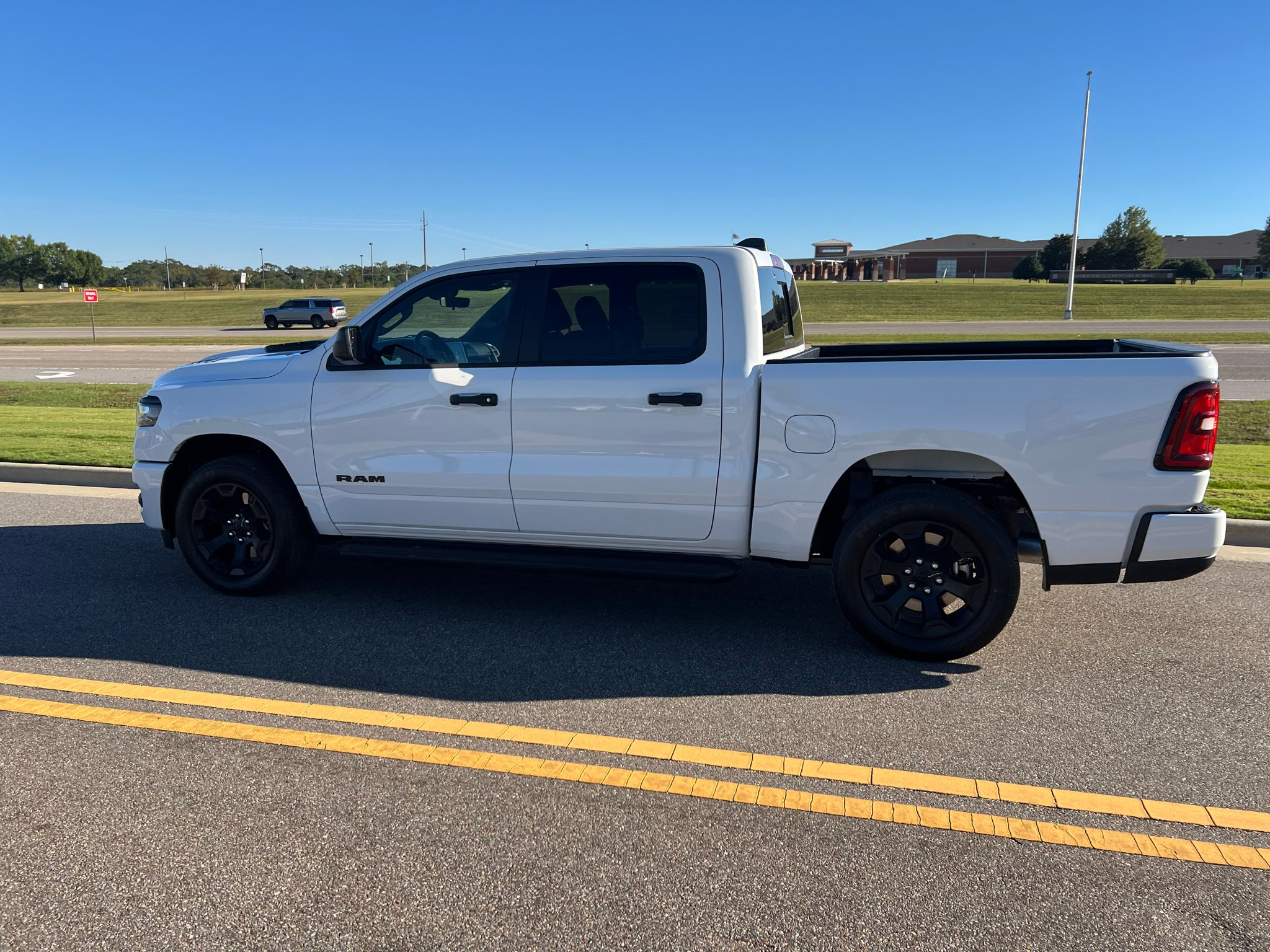 2027 RAM 1500 RAM 1500 EXPRESS CREW CAB 4X4 5'7' BOX