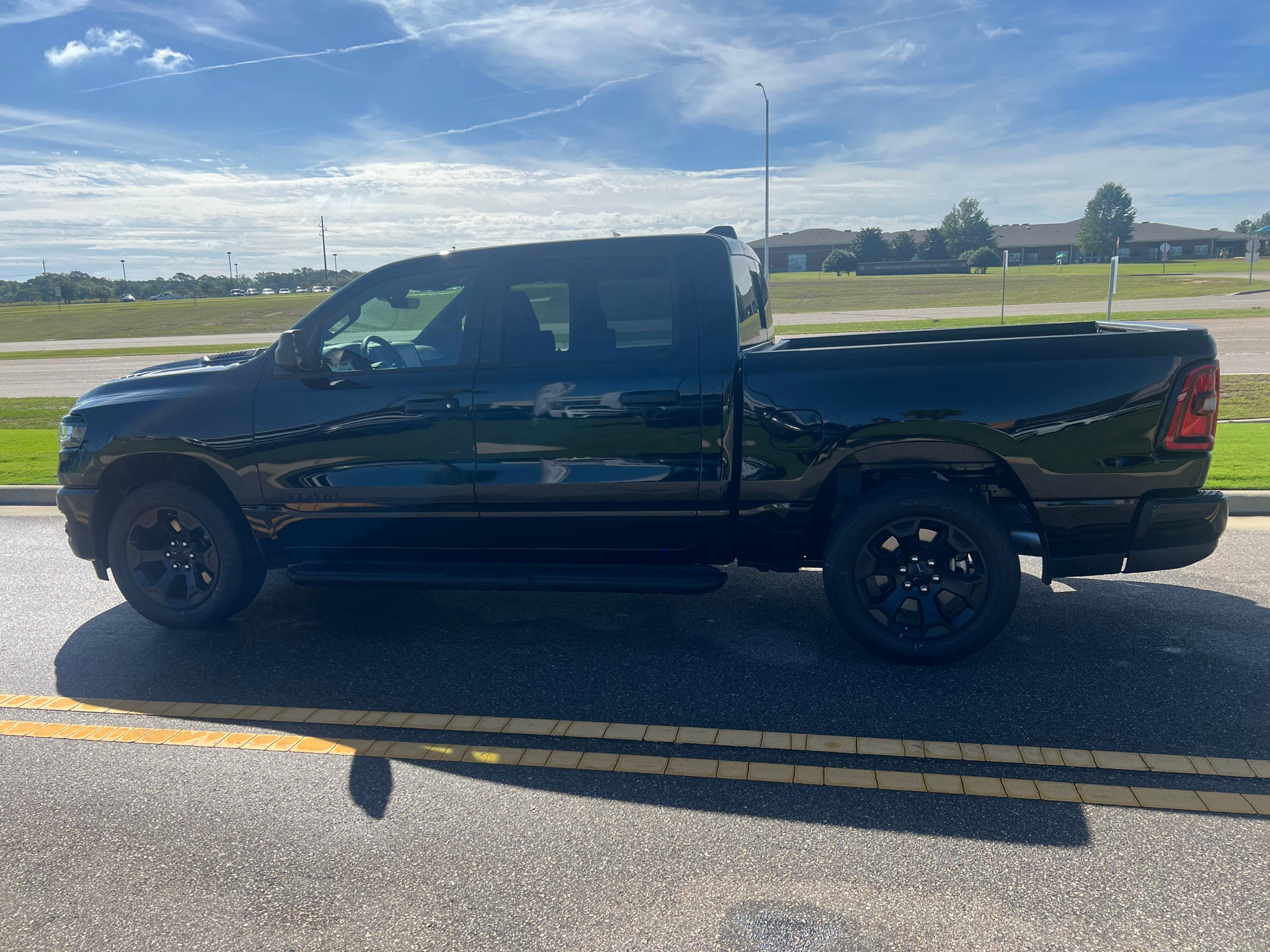 2027 RAM 1500 RAM 1500 EXPRESS CREW CAB 4X4 5'7' BOX