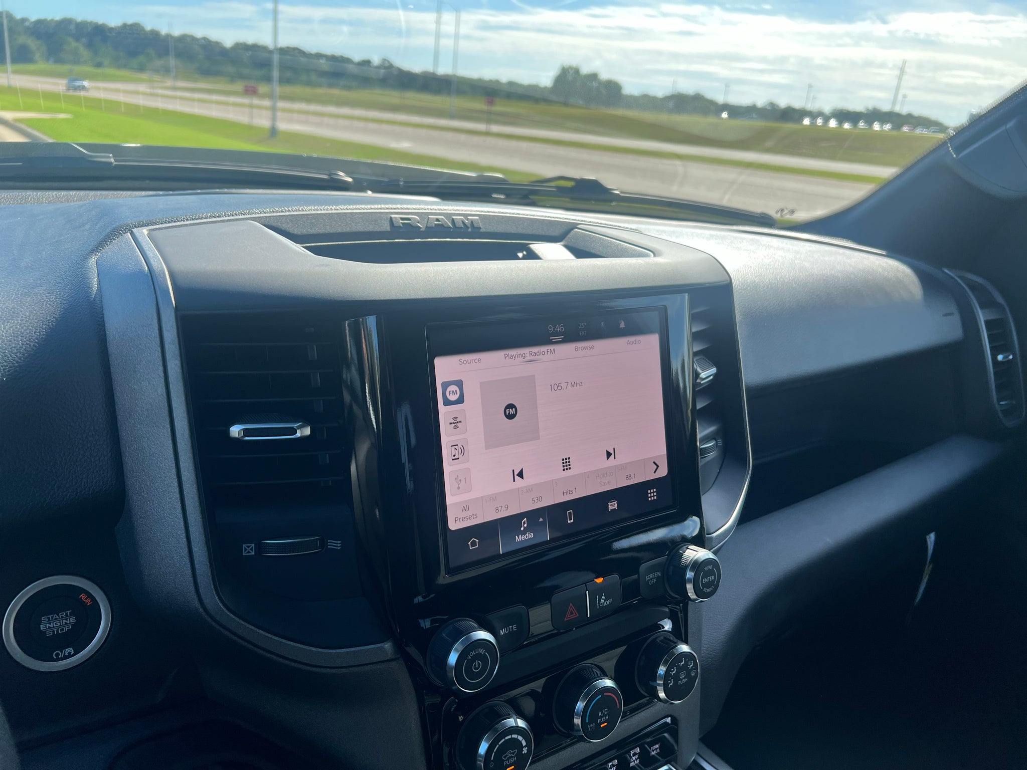 2027 RAM 1500 RAM 1500 EXPRESS CREW CAB 4X4 5'7' BOX