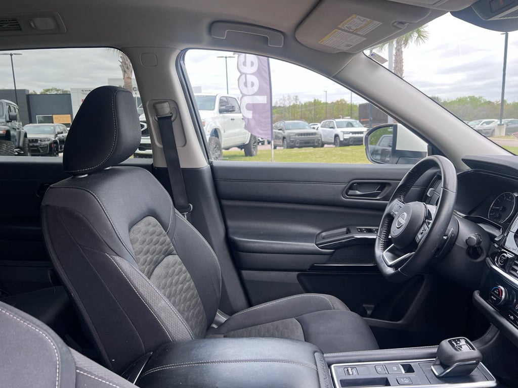 2023 Nissan Pathfinder SV