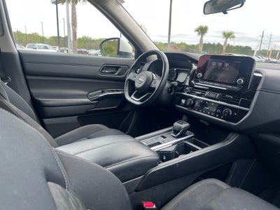 2023 Nissan Pathfinder SV