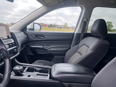 2023 Nissan Pathfinder SV